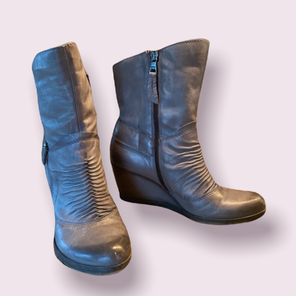MJUS Ankle Boots w/ Buckle and Back Slit